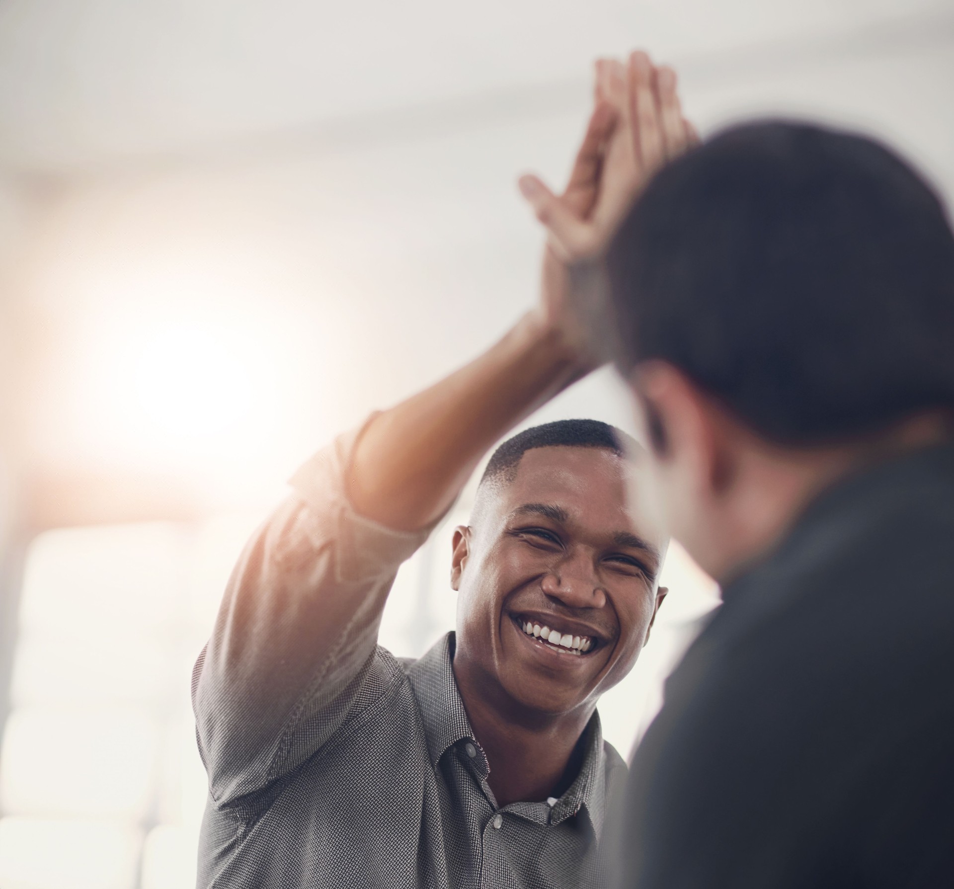High five, sourire et soutenir ensemble les gens d’affaires au bureau pour la célébration, la motivation ou le succès. Bonus, objectifs ou objectif avec des amis employés sur le lieu de travail pour des félicitations ou une affaire